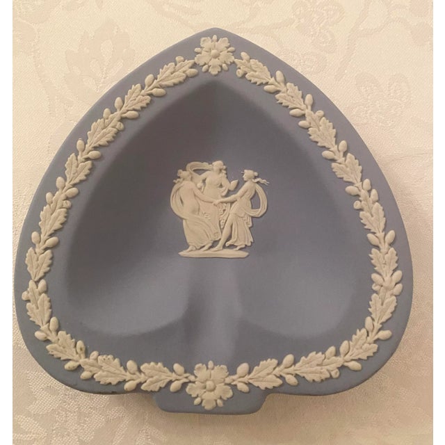 Wedgwood Spade Tray White on Pale Blue Made in England Late 20th Century Mint Condition. For Sale - Image 10 of 11