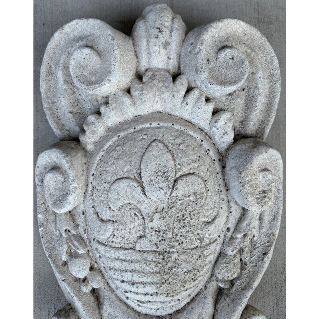 1970s White Concrete Italian Heraldic "Giglio Fiorentino" Wall Plaque For Sale - Image 5 of 6