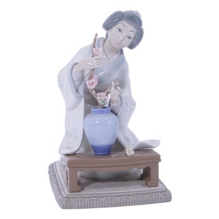 Lladro no.4840 Japanese Girl Decorating For Sale
