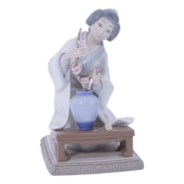 Lladro no.4840 Japanese Girl Decorating For Sale