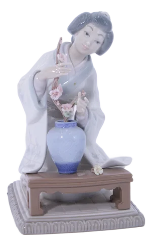 Lladro no.4840 Japanese Girl Decorating