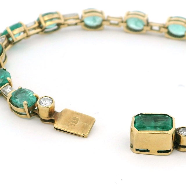Emerald 1990s 18k Yellow Gold Colombian Emerald and Diamond Line Bracelet, 7.5 Inches For Sale - Image 8 of 10