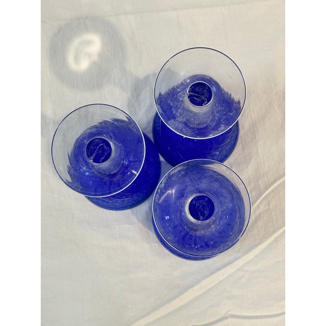 Ink Blue "It's a Blast" Arizona Cobalt Blue/Clear Stem Art Glass Water Wine Goblets- Set of 3 For Sale - Image 8 of 10