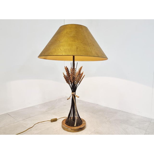 Mid-century gilt metal sheaf of wheat table lamp. Metal sheaf of wheat in black and gold mounted on a wooden base with...