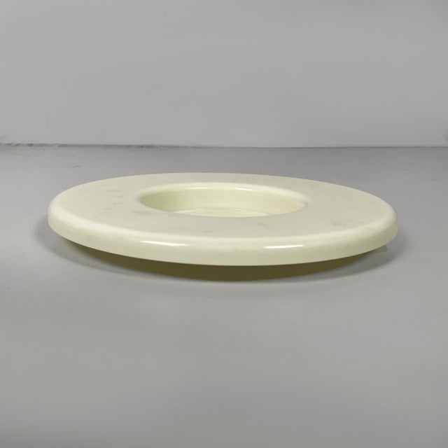 Ivory Space Age Italian Plastic Bowls and Plates from Angelo Mangiarotti, 1970s, Set of 12 For Sale - Image 8 of 17
