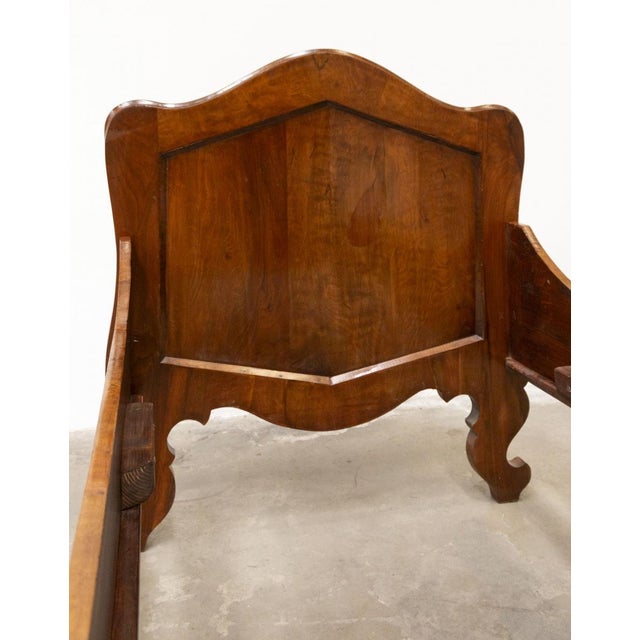 Beautiful 19th century single bed in Biedermeier style, veneered and veneered in walnut Curved and graceful lines, in...