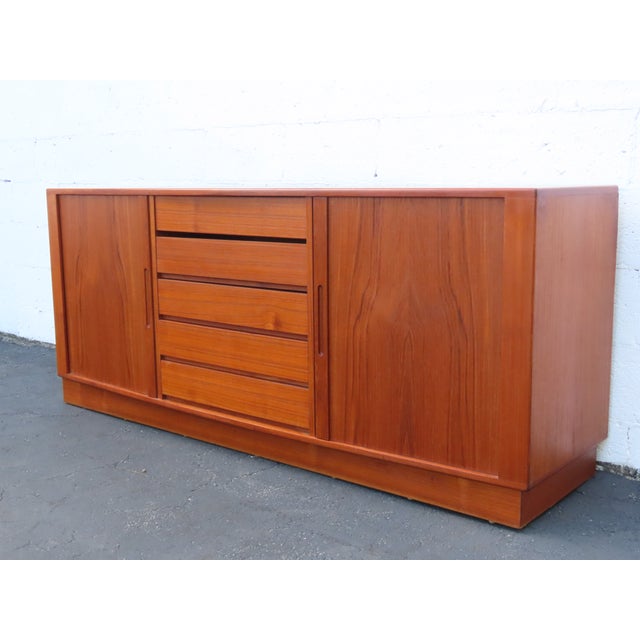 Mid-Century Modern Danish Modern Bow Front Tambour Doors Dresser Sideboard Tv Media Console 6677 For Sale - Image 3 of 18