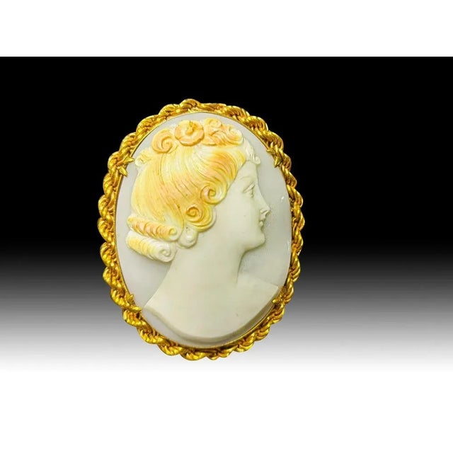 20th Century Oval Pendant in Yellow Gold Cameo in 18k, 1920s For Sale - Image 4 of 10