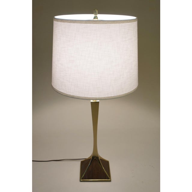 1970s Laurel Mid Century Modern Pyramid Brass Wood Table Lamp Montagna Grillo Tonello Italy High Society For Sale - Image 10 of 12
