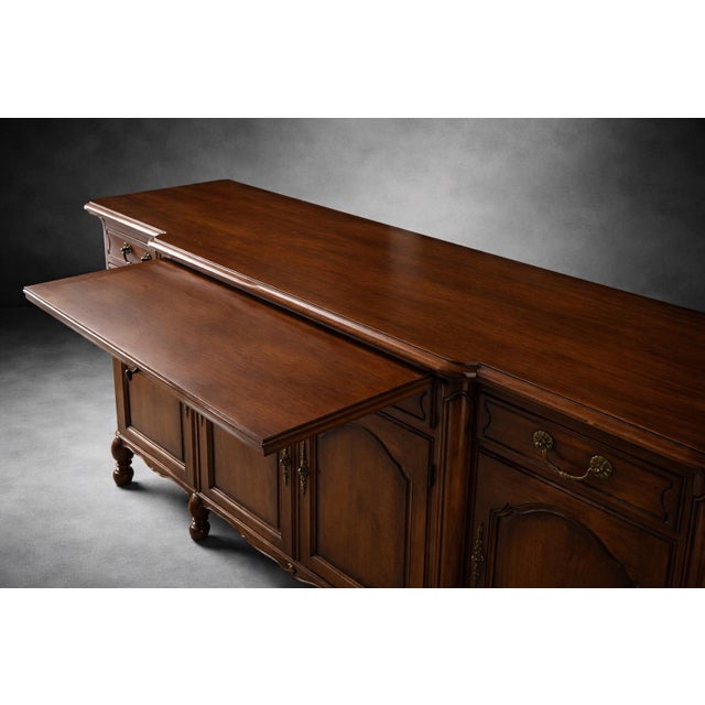 Early 20th Century French Provincial Walnut Sideboard Buffet With Pull-Out Serving Slide — Carved Cabriole Legs, Original Key For Sale - Image 11 of 11