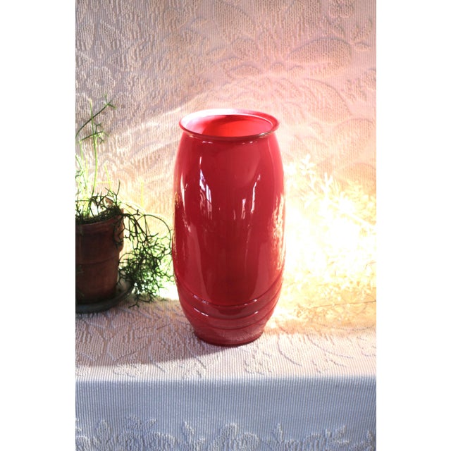 Art Deco vase - red vase - 80s vase - extra large vase - red glass - Art Deco Revival - lipstick red - vase gift - retro gift - Post Modern For Sale - Image 4 of 10