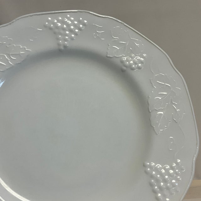 1970s Americana Arts & Crafts Indiana Glass Co. Grape Leaf Cluster Dinner Plates - Set of 8 For Sale - Image 9 of 12