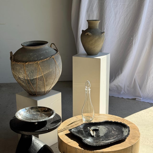 Very large light gray terracotta pot with rattan handles and crossbars, H48 D45. Weight: 4.75 kg, Height: 48 cm, Neck...