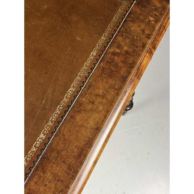 Victorian writing desk / desk. Beautiful table. Originally from england, 1850-1870. Mahogany veneered with a leather-...