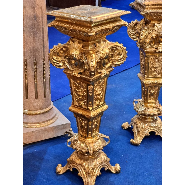 Make a dramatic statement with this substantial French-style pedestal, entirely finished in rich gold leaf and featuring...