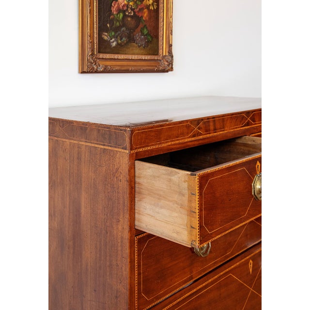 Exceptional English Regency Mahogany Chest of Drawers With Satinwood String Inlay | Ca. 1795 For Sale - Image 4 of 5