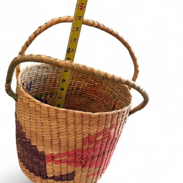 Late 20th Century Mexican Folk Art Woven Palm Basket With Handle Late 20th Century Vintage Handmade For Sale - Image 5 of 8