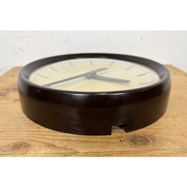 Industrial Brown Bakelite Factory Wall Clock from Pragotron, 1960s For Sale - Image 13 of 18