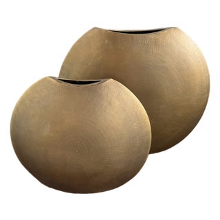 Pair of Hand-Hammered Vintage-Finish Bronze Vases — Ø 40 Cm & Ø 30 Cm For Sale