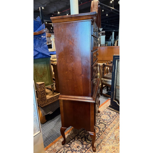 1990s 1990s American Drew Queen Anne Highboy – In Cherry Wood Bureau With Brass Accents For Sale - Image 5 of 12