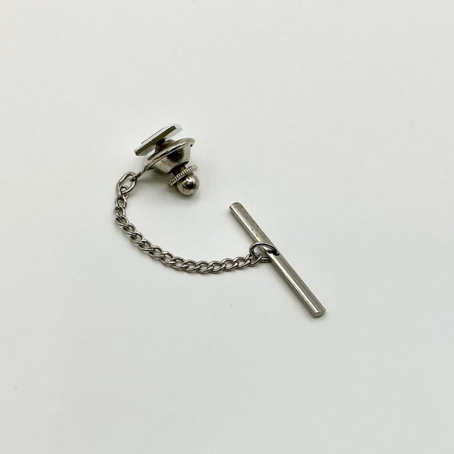 1950s 1950s Mid-Century Boho Chic Hollywood Regency “V” Initial Tie Clip Tack. For Sale - Image 5 of 5