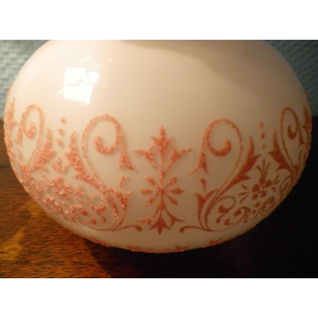 Table Lamp with Marble Base, White and Salmon Opaline Glass Shade, and Bronze-Patinated Spelter Bird Decoration, 1940s For Sale - Image 4 of 9