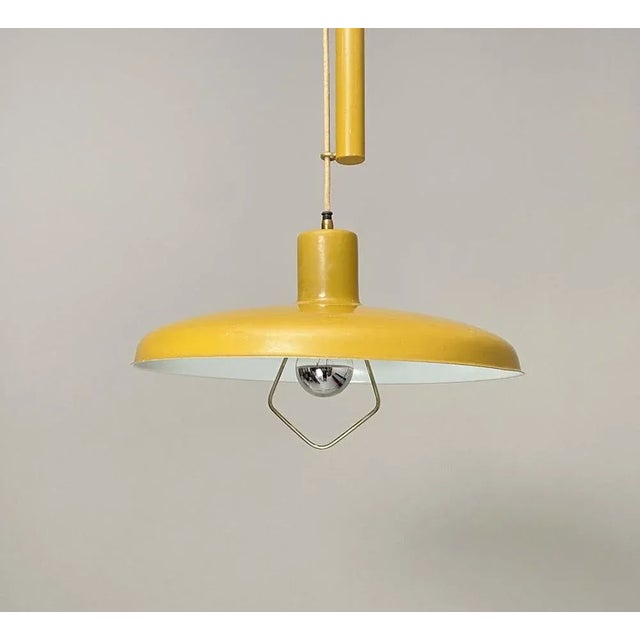 Saliscendi ceiling lamp in excellent condition with brass details and hat of a beautiful yellow mustard. Up to 250V...