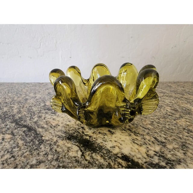 Murano 1960s Italian Olive Green Hand-Tooled Art Glass Bowls, Set of 3 For Sale - Image 4 of 7