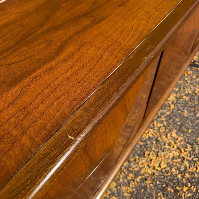 1960s United Furniture Diamond Mid-Century Modern Walnut Bedroom Set With Mirror For Sale - Image 10 of 12