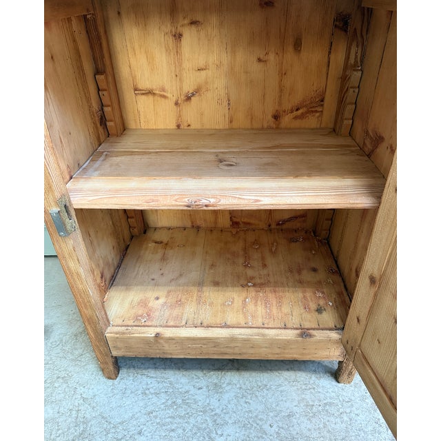 Adorable small antique pine sideboard dating from the late 19th or early 20th century. We particularly love its narrow...