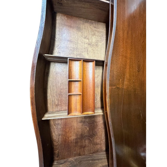 1950s Kindel Grand Rapids Antique Mahogany Cliveden Serpentine 3-Drawer Chest For Sale - Image 9 of 12