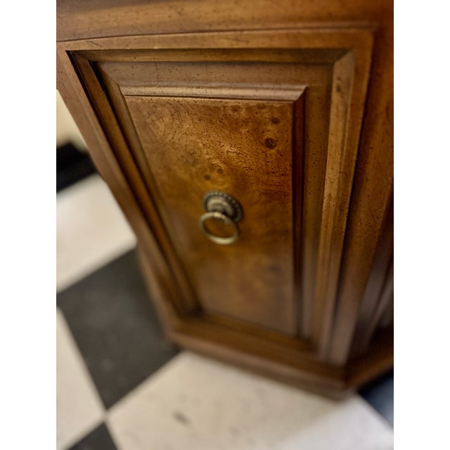 1980s Heirloom by Weiman Burl Wood Octagonal Accent Cabinet With Brass Ring Pulls – Vintage North Carolina Craftsmanship For Sale - Image 5 of 12