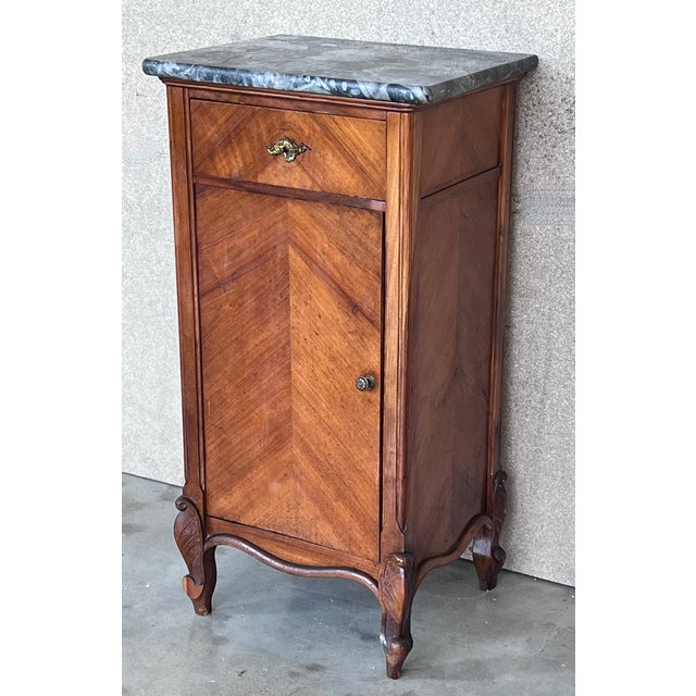 1900 - 1909 1900s, Art Nouveau Pair of Walnut Nightstands With Crest and Marble Top For Sale - Image 5 of 9