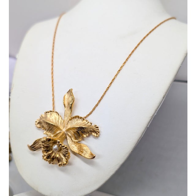Napier Vintage 1964 Signed Napier Goldtone & Faux-Pearl Orchid Pendant Necklace For Sale - Image 4 of 11