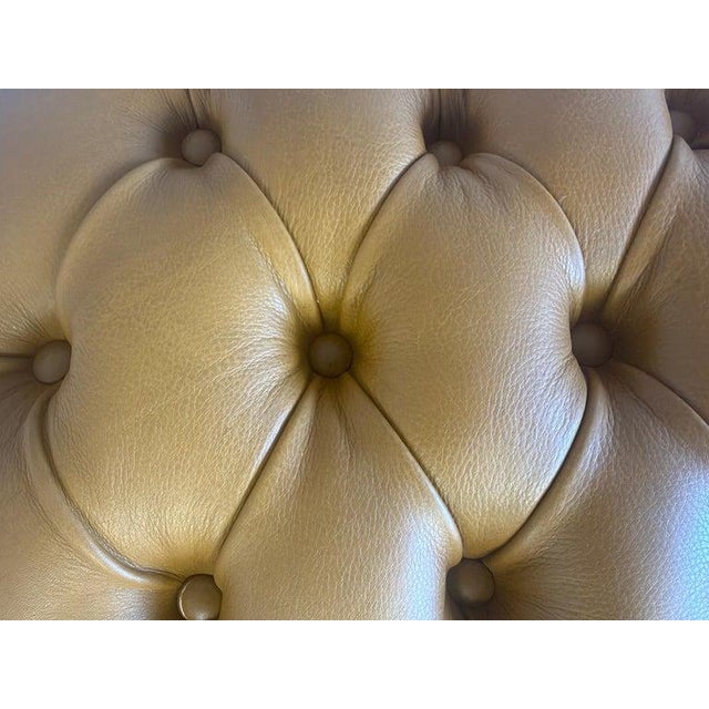 French French Louis XV Style Tufted Bench - Caramel Leather For Sale - Image 3 of 14