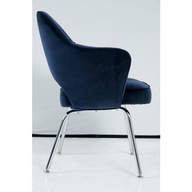 Knoll Saarinen Executive Arm Chair in Navy Velvet For Sale - Image 4 of 7