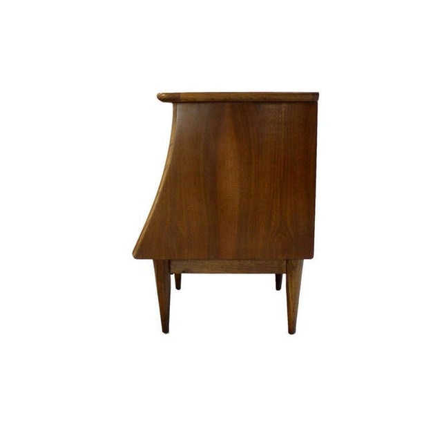 Kent Coffey Pair of Danish Mid Century Modern One Drawer Walnut End Tables Night Stands MINT For Sale - Image 4 of 6