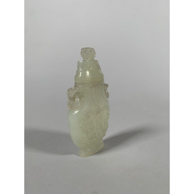 18th Century SMALL GU VASE IN WHITE NEPHRITE JADE, China, Qing Dynasty, Qianlong Period (1736-1795) For Sale - Image 5 of 10