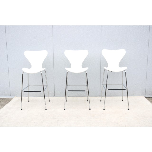Mid-Century Modern Danish Mid-Century Modern Arne Jacobsen Style Series 7 White Bar Stools Set of 3 For Sale - Image 3 of 12