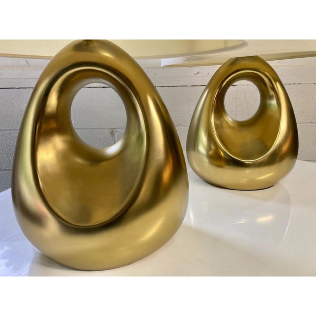 Metal Pair of Robert Abbey Gold Table Lamps | Contemporary Modern Lamps | Sculptural Curved Lamps | Original Condition For Sale - Image 7 of 10