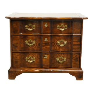 Henredon Furniture Folio Twelve Collection Traditional Solid Walnut Style 27" Accent End Table / Nightstand 46-8003 For Sale