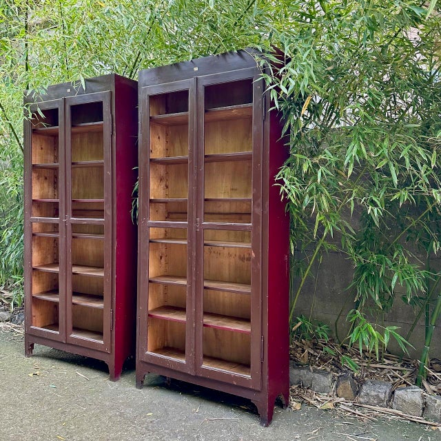 Italian Brown and Burgundy Lacquered Display Cabinets, 1890s, Set of 2 For Sale - Image 10 of 12