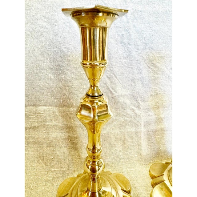 English Antique 18th-Century George II English Brass Petal Base Candlesticks - Set of 2 For Sale - Image 3 of 6