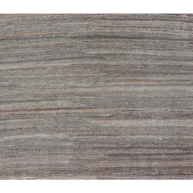 2020s Finely Made Modern Kilim With Minimalist Solid Design and Variegated Colors in Earth Tones For Sale In Atlanta - Image 6 of 12
