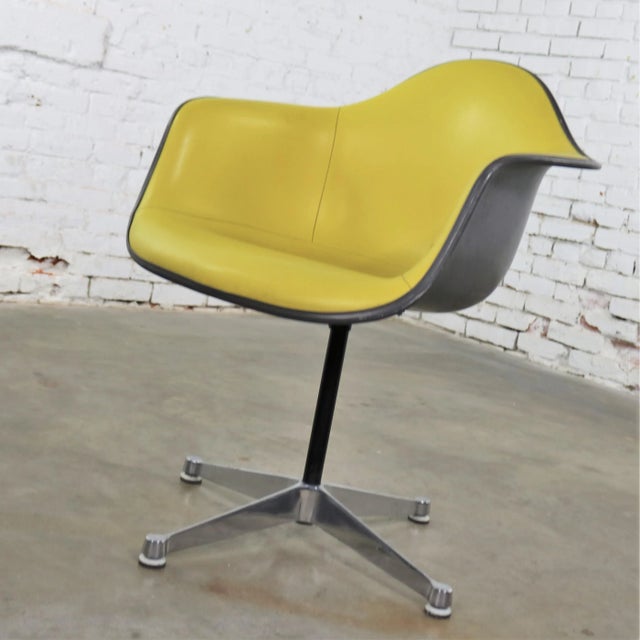 Mid-Century Modern Eames Pac Yellow Padded Swivel Armchair W/Gray Fiberglass Shell & Aluminum Base For Sale - Image 3 of 12