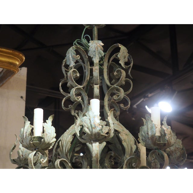 French A French Patine Vert Wrought Iron and Tole 8-Light Chandelier, 20th Century For Sale - Image 3 of 18
