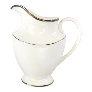 1960s Royal Doulton Creamer in Signet For Sale