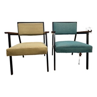Pair of Steelcase Mid-Century Modern Lounge Armchairs in Original Upholstery For Sale