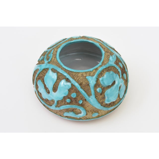 Mid Century Modern Saca Italian Ceramic Bowl With Sgraffito Turquoise Applied Design, 1950's For Sale In Miami - Image 6 of 10