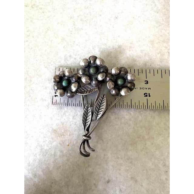 Mid-Century Modern Vintage Sterling Silver and Turquoise Flower Brooch. For Sale - Image 3 of 4